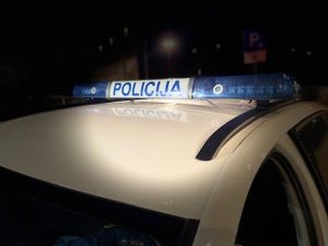 Francuz na Viru automobilom prešao preko stopala dva policajca