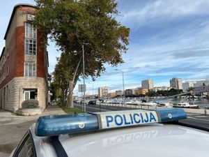 OPREZ! Kod Zadra od bake zatražile vodu za piće ali iz kuće pokrale novac