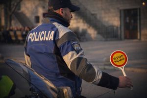 VOZAČI OPREZ Do daljnjega je zatvoren promet iz Omiša u smjeru Makarske