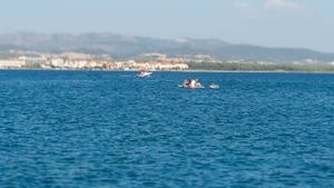 VIDEO: SUP daskom i dječjim gumenjakom na napuhavanje s djecom krenuli preko jednog od najprometnijih kanala u Dalmaciji!