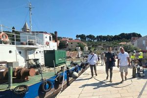 Otočani na Prviću traže stalnu medicinsku sestru: "Zdravlje i životi ovise nam o radovima na rivi!"