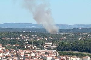 Požar i nadomak Šijanske šume u Puli: "Nastradala kamp kućica?"