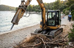 Napušen ukrao bager s plaže pa njime krenuo na kupača u Okrugu Gornjem, završio u istražnom zatvoru