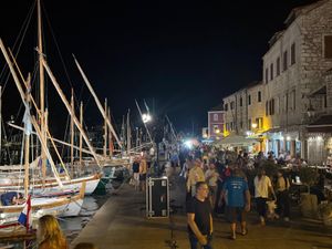 DANI U VALI Starogradsku valu preplavila flota od više od 50 tradicijskih brodova iz cijelog Jadrana, Italije i Crne Gore