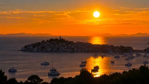 Sunčano i vruće diljem obale: Na sjevernom Jadranu i u Dalmaciji temperature do 35 °C, na krajnjem jugu narančasti alarm