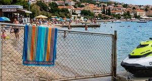 REZALI OGRADE, UKLANJALI JET-SKIJE I RUČNIKE! Objavljen popis svih ljetnih akcija: "Evo kako se Crikvenica obračunala s bezakonjem na plažama"