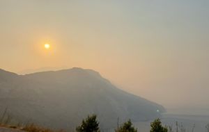 Dalmaciju prekrio gust dim i smrad paljevine, no uzrok ne dolazi iz Hrvatske