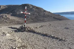 PAG Pravoslavni križ na spomen-obilježju žrtvama ustaških logora u uvali Slana netko obojao boje šahovnice s prvim bijelim poljem