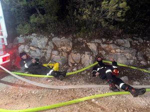 NOĆNA BORBA Požar kod Metkovića pod nadzorom vatrogasaca: "Kuće su bile ugrožene, a građane uznemirava pojava podzemnih požara"