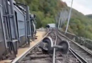 Teretni vlak izletio s pruge kod Rijeke - 11 vagona završilo u provaliji