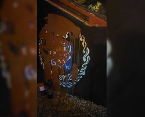 HOS-ov mural u Rijeci zaliven crvenom bojom uz poruku: "Dosta je toleriranja fašizma"