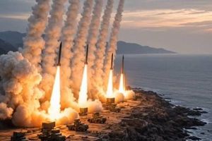 Sjeverna Koreja ispalila desetak raketa prema moru