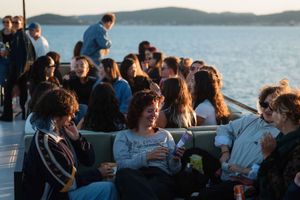 Brucoši i strani studenti zaplovili ususret zadarskom zalasku