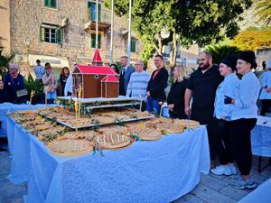 Srednjoškolci oduševili Makarane: Trg Andrije Kačića Miošića zamirisao na tradiciju i zdraviju verziju „Mega torte”