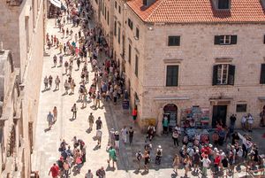 TAMNA STRANA TURIZMA Stanari dubrovačke stare jezgre žale se na smrad urina i buku