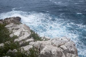 Jako jugo diljem obale, u prekidu su i neke linije prema otocima