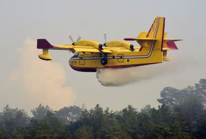 Dva kanadera gase požar u Šibensko-kninskoj županiji