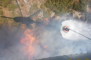 Dva kanadera gasila požar kod Trogira, prvi put ove sezone sudjelovao i helikopter