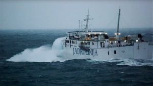 Jadrolinija po nemogućim uvjetima uspješno prevezla dva vozila hitne pomoći