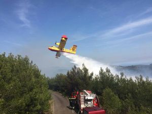 Četiri protupožarna zrakoplova i helikopter na požarištima diljem Dalmacije