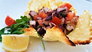 Hobotnica na salatu u košarici od sira