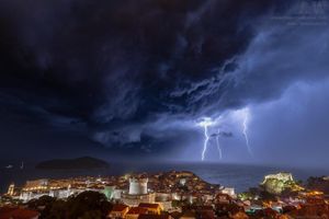 Pripremite se na snažne oborine i bujice u gradovima, a u podvelebitskom području olujnu buru