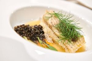 DAVID SKOKO Raža kamenica s crnom lećom, mladim šiškicama bora i primorskom pepeljugom