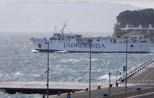 OLUJNI UDARI JUGA – U prekidu velik broj linija prema otocima