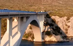 Mlađi muškarac skočio sa šibenskog mosta – Spasili ga jedriličari