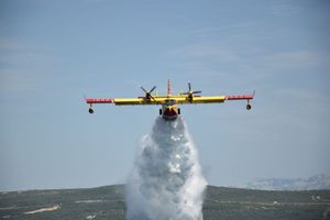Hrvatski Canadair gasi požar u Sloveniji