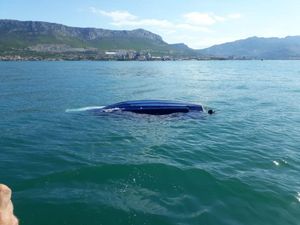 HAVARIJA IZMEĐU OMIŠA I BRAČA Prevrnuo se gliser – Unesrećene spasio HGSS