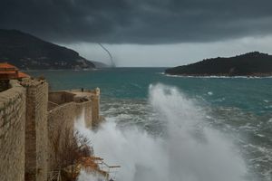 DHMZ izdao posebno upozorenje: Stižu snažne oborine, tuča i snijeg posvuda, pijavice na Jadranu i olujni vjetar!