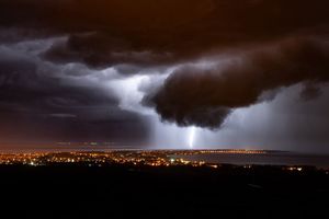 Grmljavinsko nevrijeme noćas zahvatilo Kvarner i Dalmaciju – Pale su velike količine kiše!