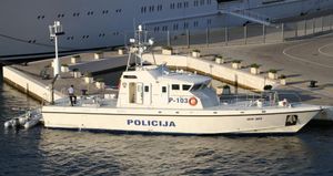 NOVE INFORMACIJE Sudarili se gliser i gumenjak na kojima je bilo 16 osoba, jedna osoba teško ozlijeđena