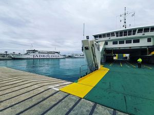 Jadrolinija proširila odluku: “Besplatan prijevoz i vozilima DVD-a, HGSS-a te osobama s nastradalih područja”