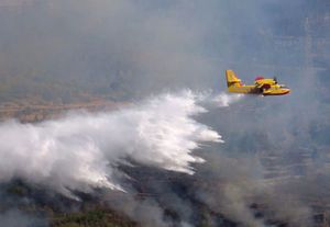 IMA LI HRVATSKA DOVOLJNO KANADERA?  Dva su u kvaru, čekaju se novi, a vatra hara obalom