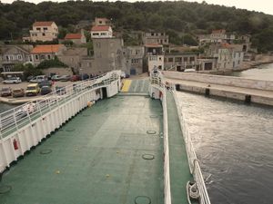 Nakon iskrcavanja s broda, djedica na Žirju gurnuo i teško ozlijedio dvostruko mlađeg muškarca