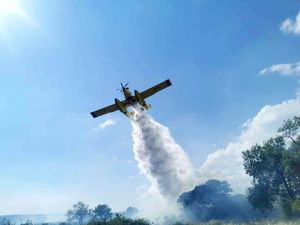 Airtractor gasi požar kod Posedarja, helikopter Mi-8 angažiran na požarištu na Braču