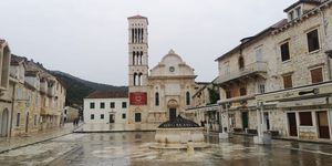 POZITIV-NEGATIV Hvarski umjetnici o životu u turističkoj destinaciji