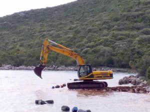 NEUM Ako mogu prstaci, zašto ne i bagerom u more?
