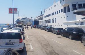 JOŠ JEDAN UDARNI VIKEND Gužve na cestama i u lukama, čekanje na granici, vožnja u koloni