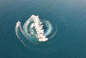 ALAJO VEZ Neobičan običaj s Iža: “Priveže se više brodova i tako zajedno idu prema otoku”