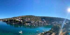 Hrvat iz Njemačke na ljetovanju u Rogoznici: “U moru sam okružen govnima, ljudi se ne pridržavaju mjera, a turista sve manje”