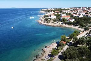 Pijani Slovenac na Pagu napao troje ljudi.