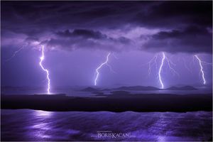 Na Kvarneru noćas zabilježeno preko 900 udara munja, danas zbog bure crveni meteoalarm