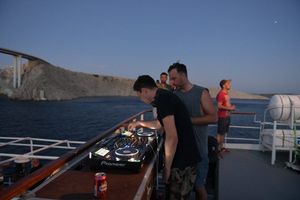 Inspektori pretresli party brod – Umjesto 150 došlo svega 30 partijanera