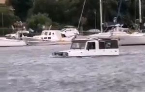 VIDEO Zaplovio džipom između jedrilica