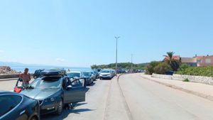 NAPUŠTANJE OTOKA Velika kolona u redu za trajekt iz Sućurja na Hvaru