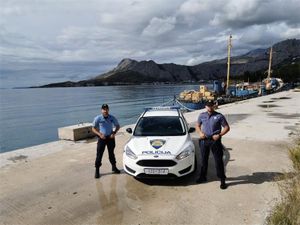 Mladi splitski policajci na rukama iznosili korisnike gorućega doma za starije i nemoćne