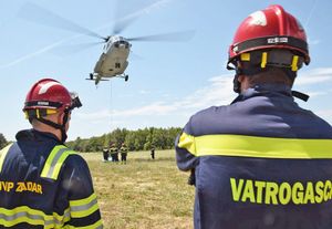 Dva helikoptera HRZ-a gasili požare na Braču i Šolti